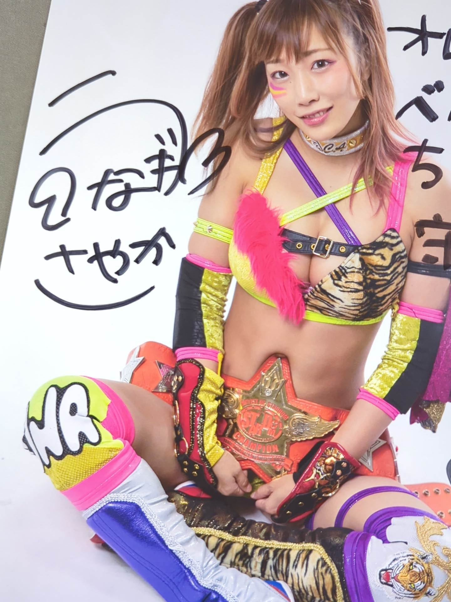 ウナギ・サヤカ 直筆サイン入り スターダムポートレート(P-5) – 闘道館