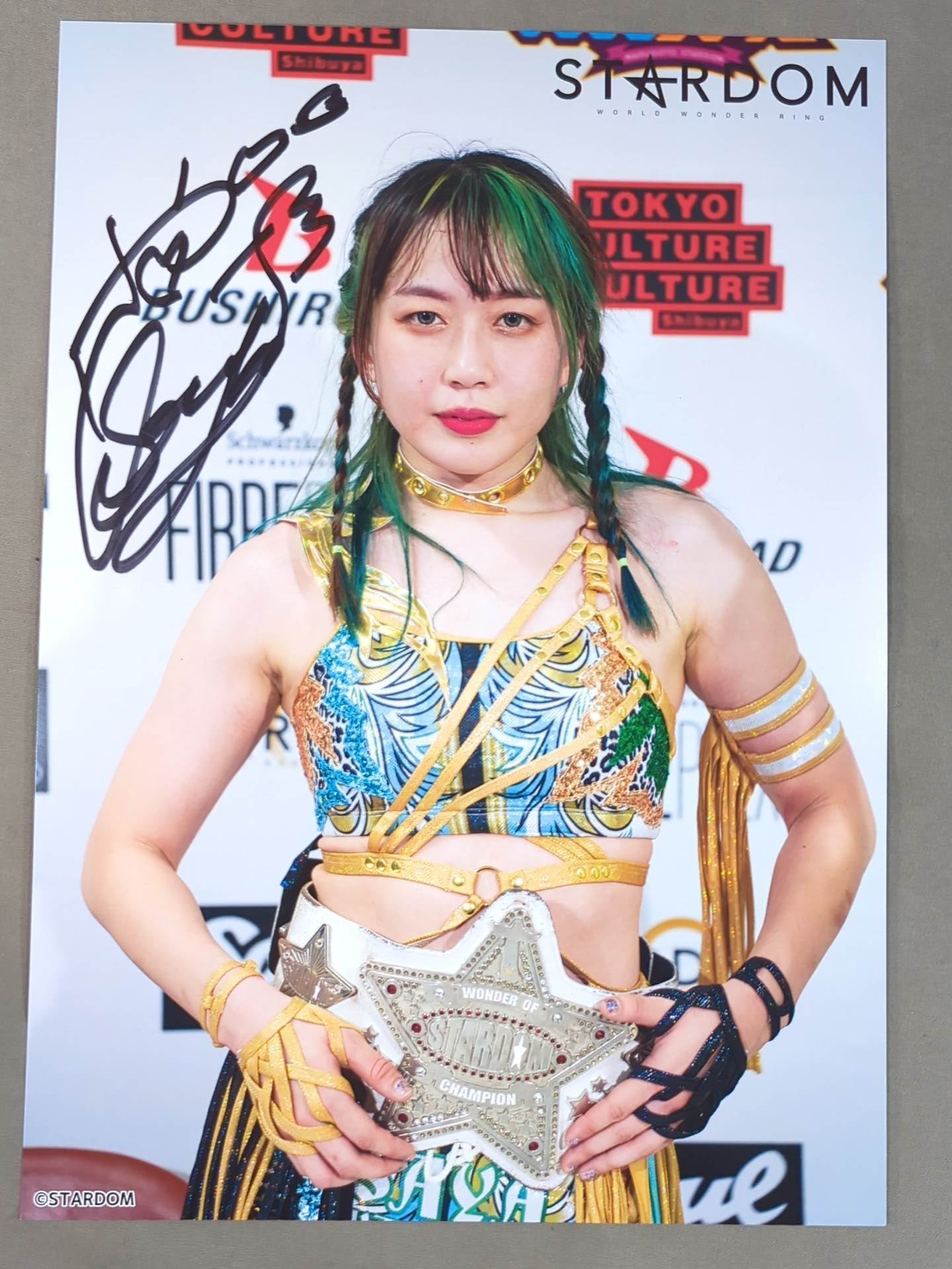 上谷沙弥 直筆サイン入り スターダムポートレート(W-2) – 闘道館