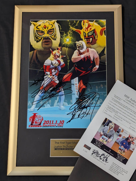 ★7/100 BBM Authentic Collection★ 初代タイガーマスク＆獣神サンダー・ライガー 直筆Wサイン入り 額装大判写真