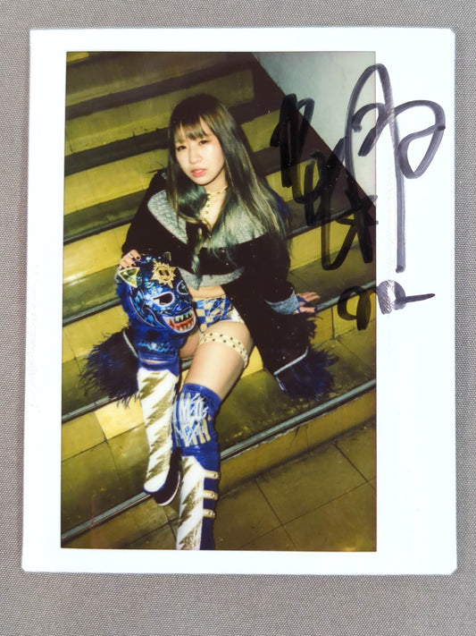 Momo Watanabe  hand signed autograph  Cheki (E-7)