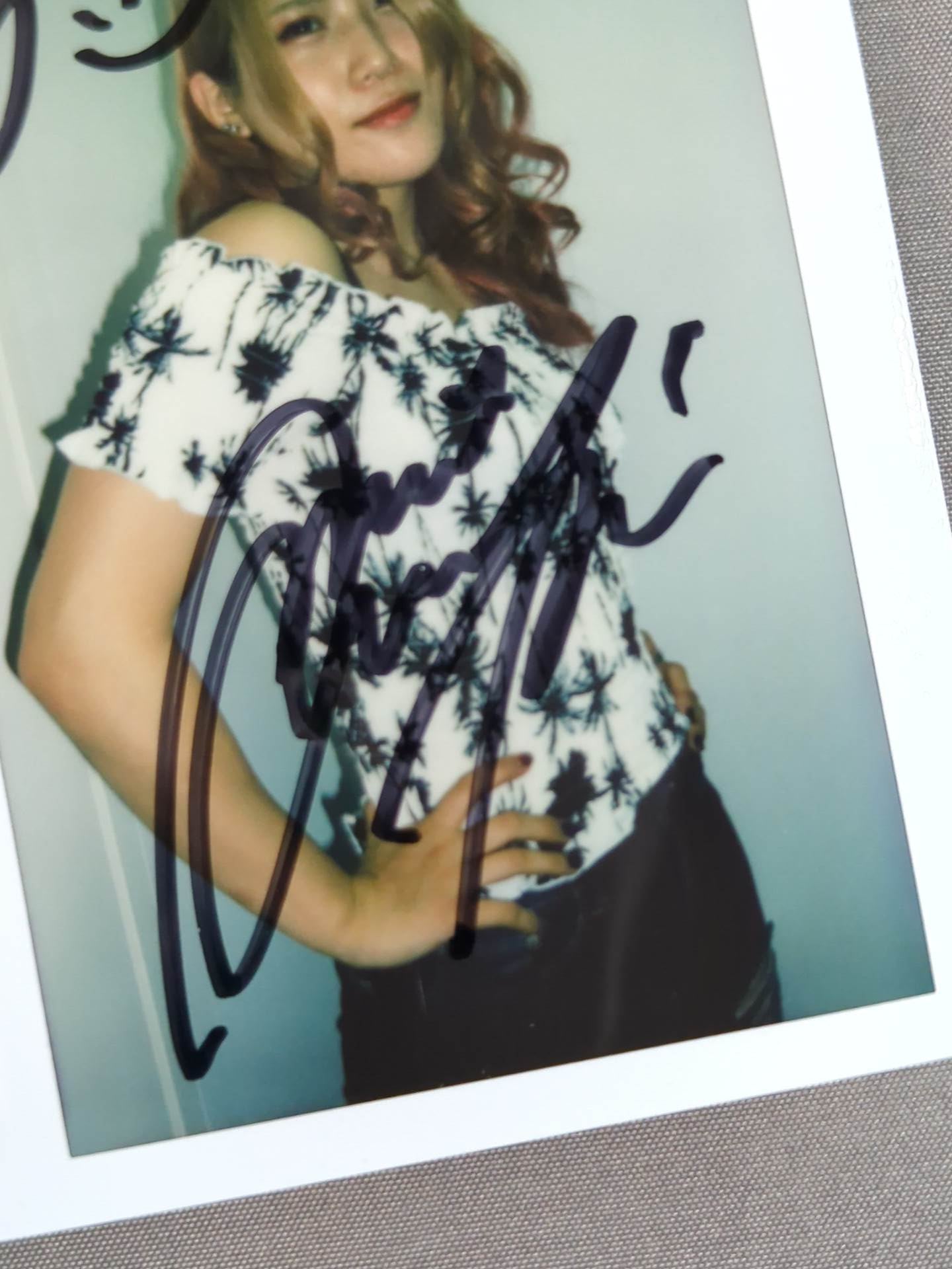 Utami Hayashishita  hand signed autograph  Cheki (D-4)