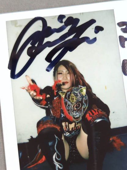 Utami Hayashishita  hand signed autograph  Cheki (D-6)