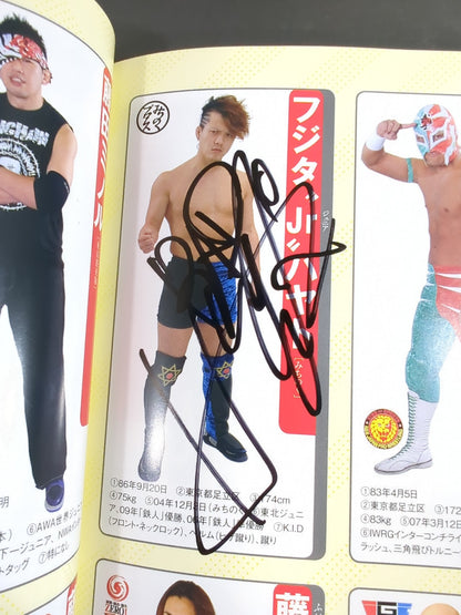 [6 fighters hand signed autograph 】Weekly Pro Wrestling Annex 100 "2013 Preservation Edition" pro wrestler  full body photo directory"