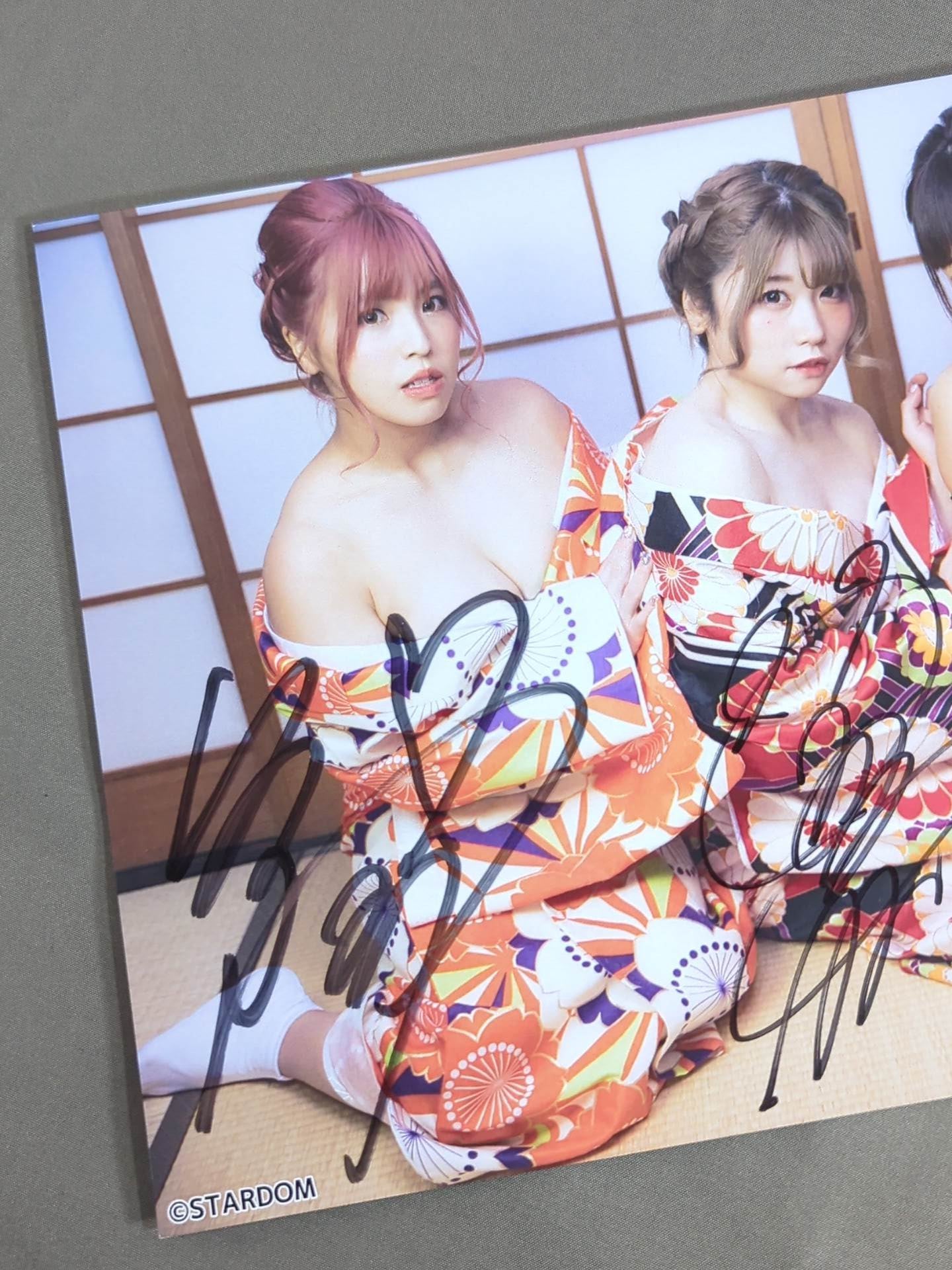 【最終価格 非売品】スターダム COSMICANGELS A3 タペストリー ☆COSMIC ANGELS☆ 3選手直筆サイン入り スターダム ポートレート①