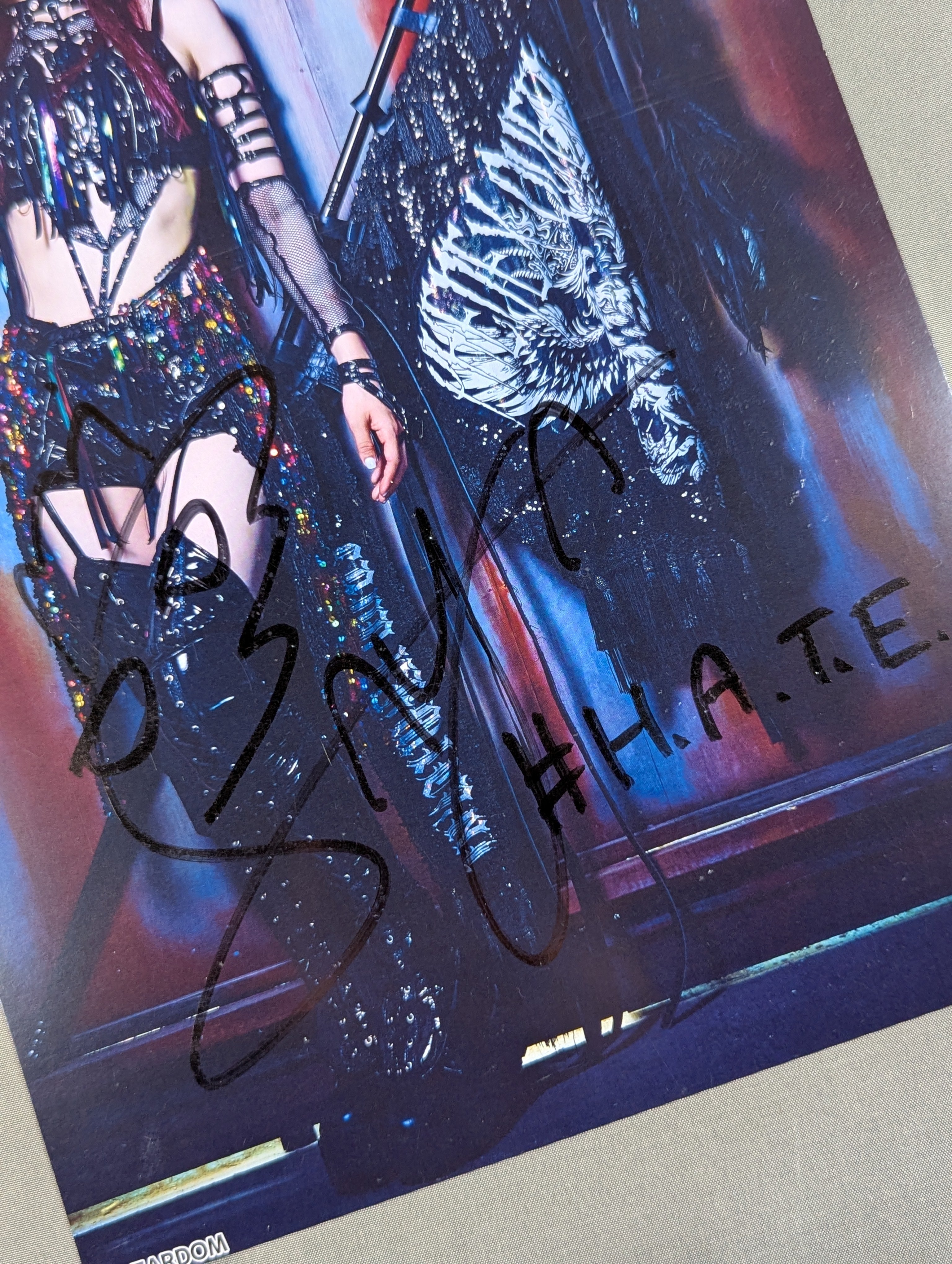 上谷沙弥 直筆サイン入り スターダムポートレート(W-6) – 闘道館