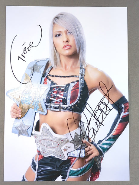 ジュリア 直筆サイン入り スターダムポートレート(E-8)