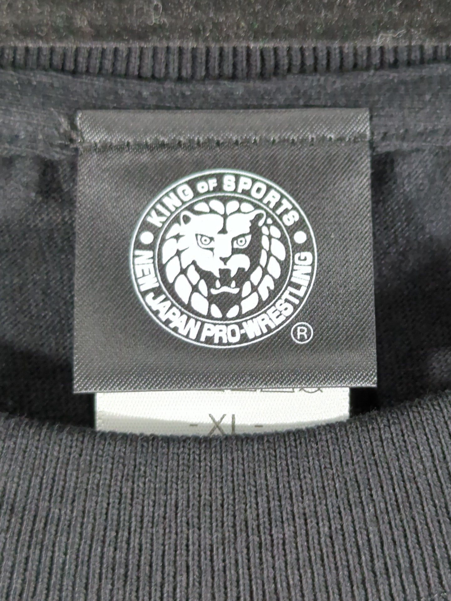 グレート-O-カーン×大張正己「NJPW ロボ化」Tシャツ～その右手は、なにを掴むのか～(ブラック)