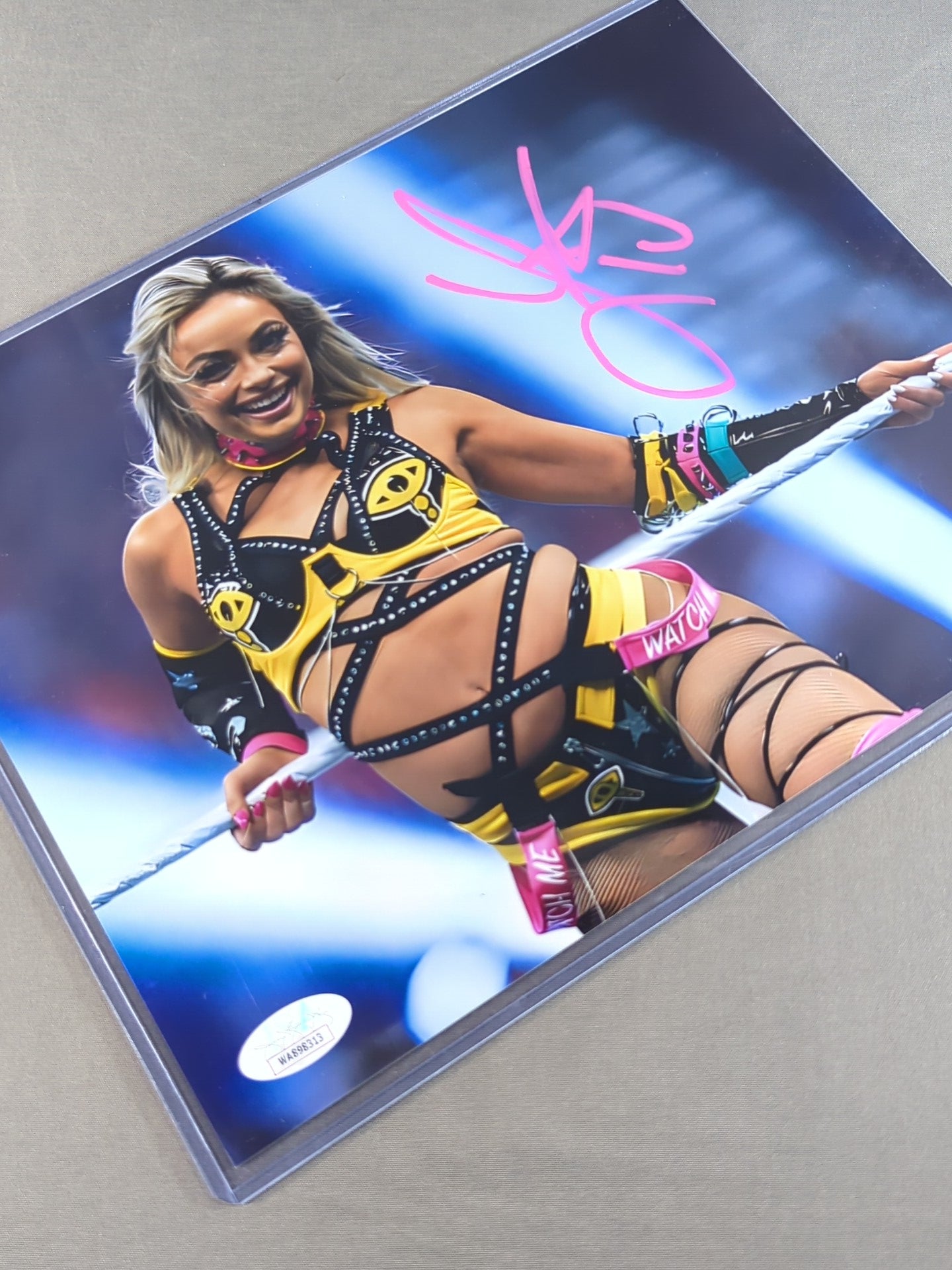 ☆JAS☆ リヴ・モーガン 直筆サイン入りポートレート(イエロー×ピンク