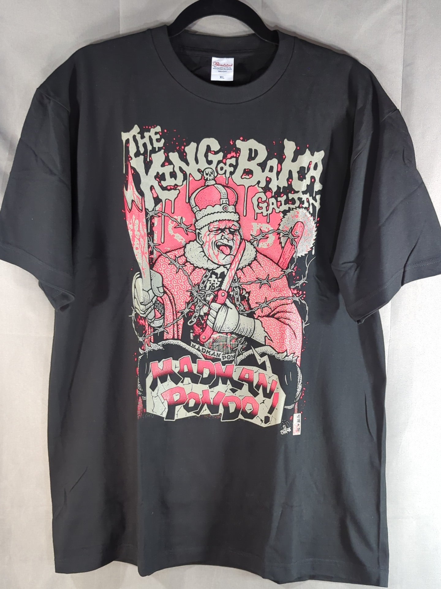 マッドマン・ポンド「KING OF BAKA GAIJIN」イラストTシャツ(ブラック)