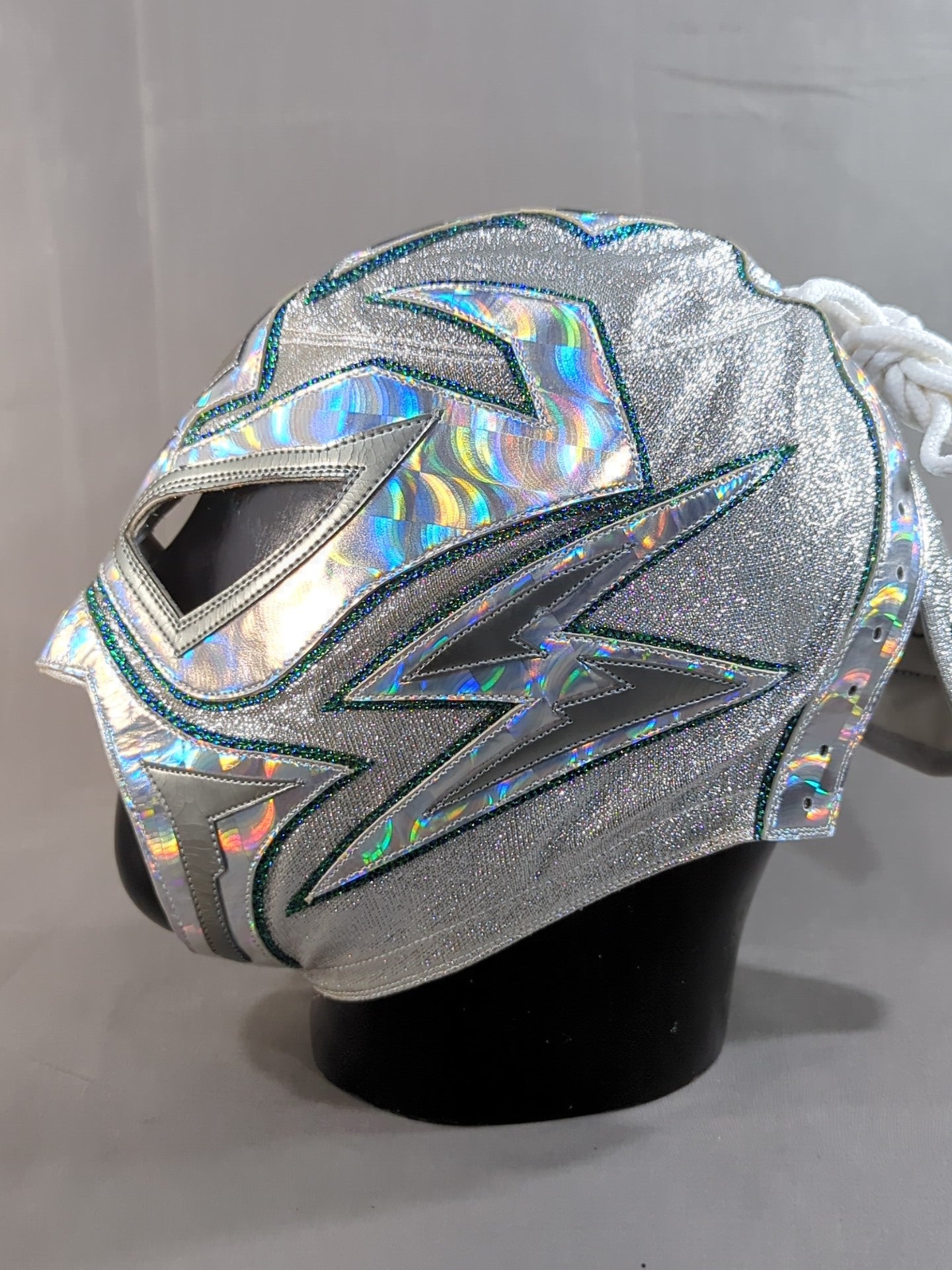 グレイ・シャドウ(ロッキー・ロメロ)