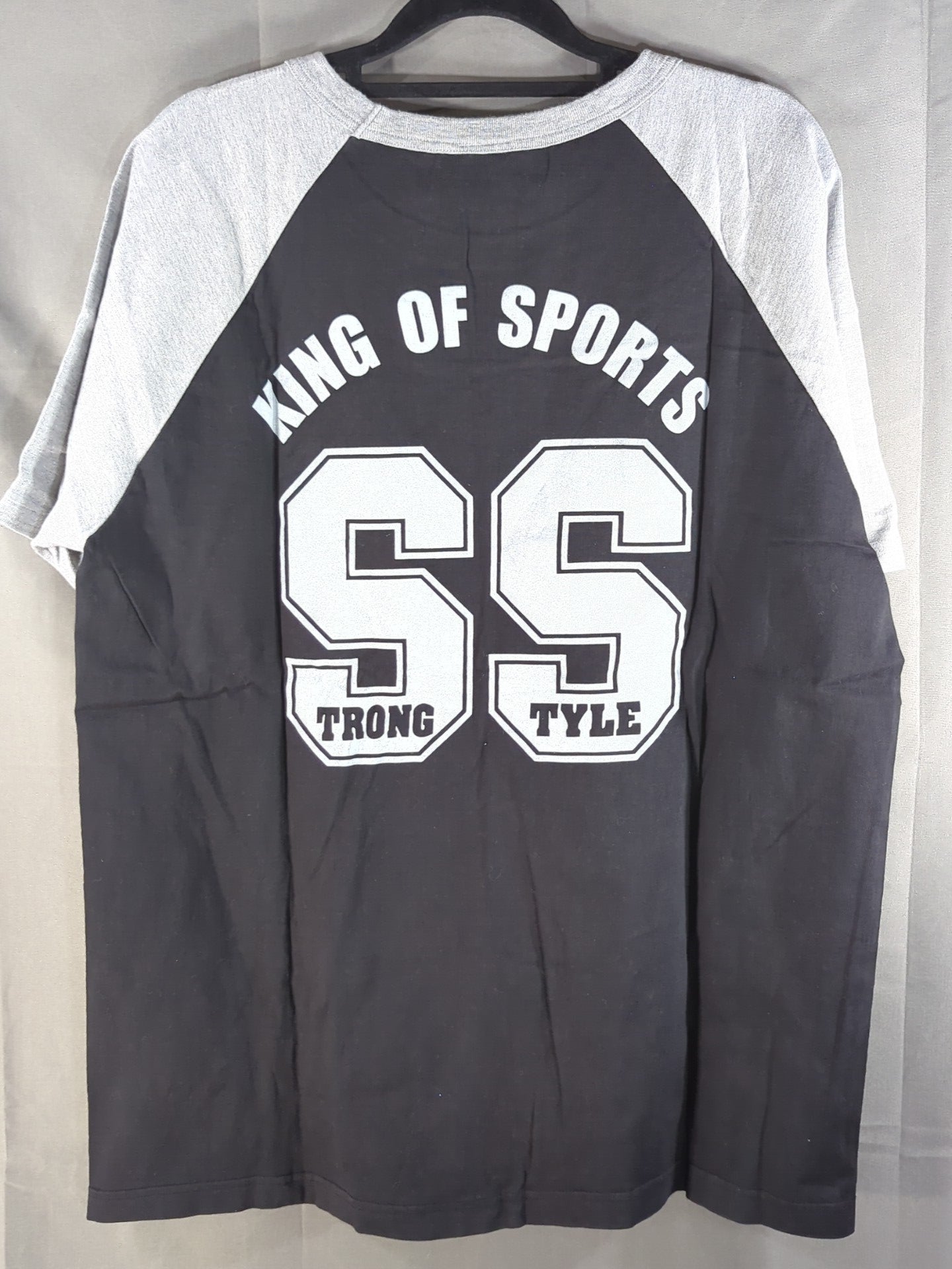 ライオンマーク「STRONG STYLE」ラグラン Tシャツ(ブラック×グレー)