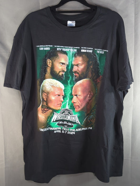 レッスルマニアXL コーディ・ローデス＆セス・フリーキン・ロリンズvsロマン・レインズ＆ザ・ロック ピクチャーTシャツ(ブラック)