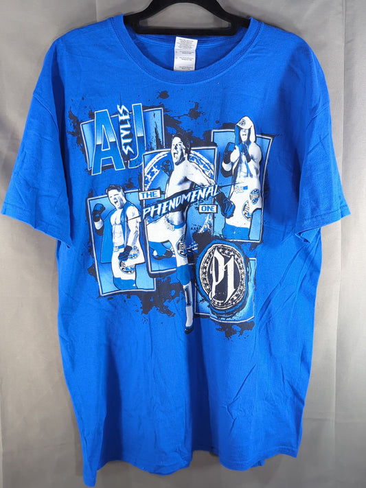 AJスタイルズ「THE PHENOMENAL ONE」ピクチャーTシャツ(ブルー)