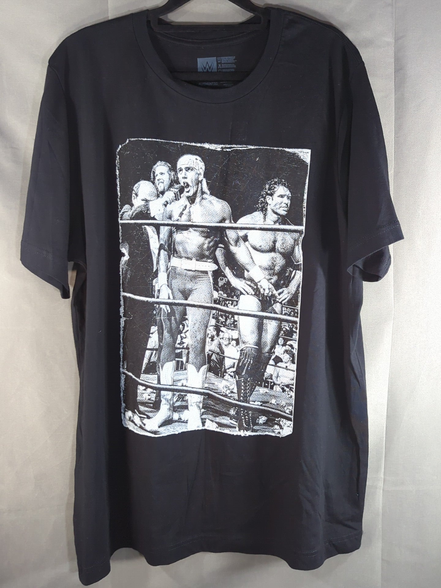 ハルク・ホーガン×アウトサイダーズ「nWo begins」ピクチャーTシャツ(WWE(2010s) / ブラック)