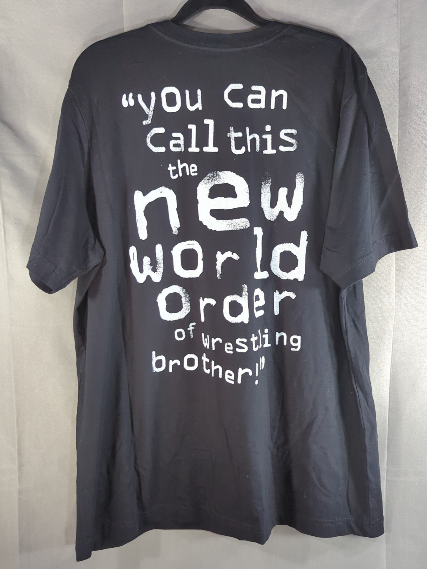 ハルク・ホーガン×アウトサイダーズ「nWo begins」ピクチャーTシャツ(WWE(2010s) / ブラック)