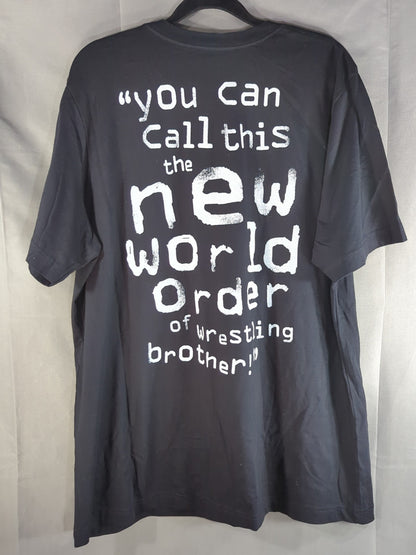 ハルク・ホーガン×アウトサイダーズ「nWo begins」ピクチャーTシャツ(WWE(2010s) / ブラック)