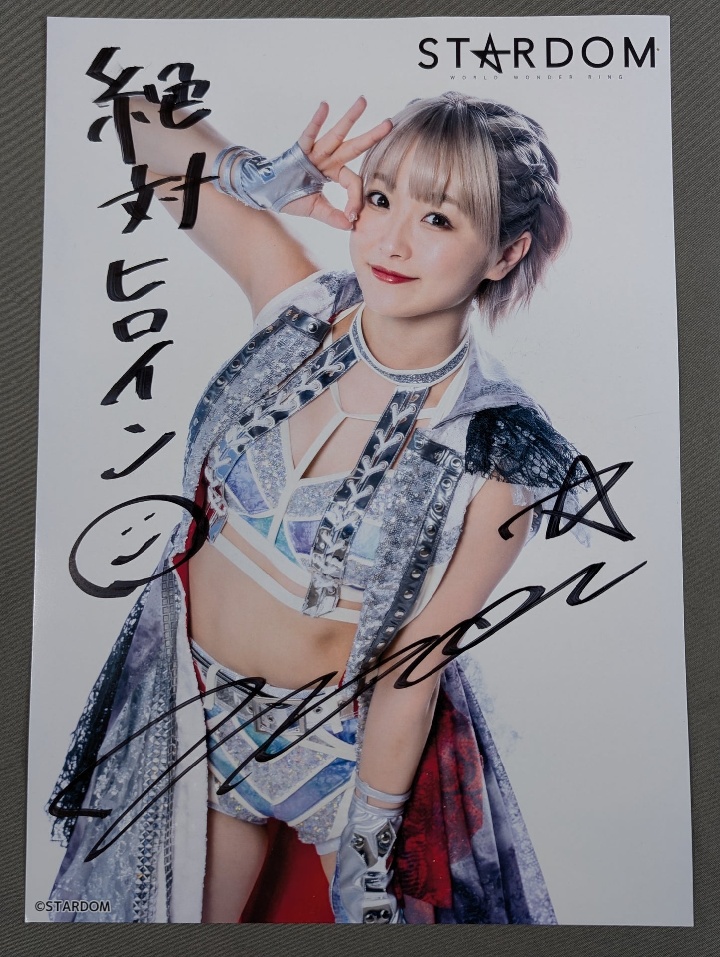 なつぽい 直筆サイン入り スターダムポートレート(R-2)