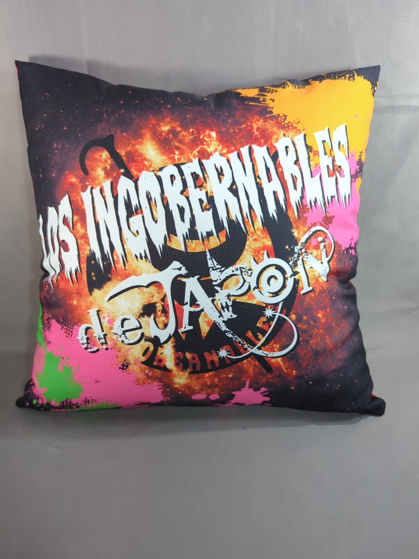 LOS INGOBERNABLES de JAPON  Square Cushion