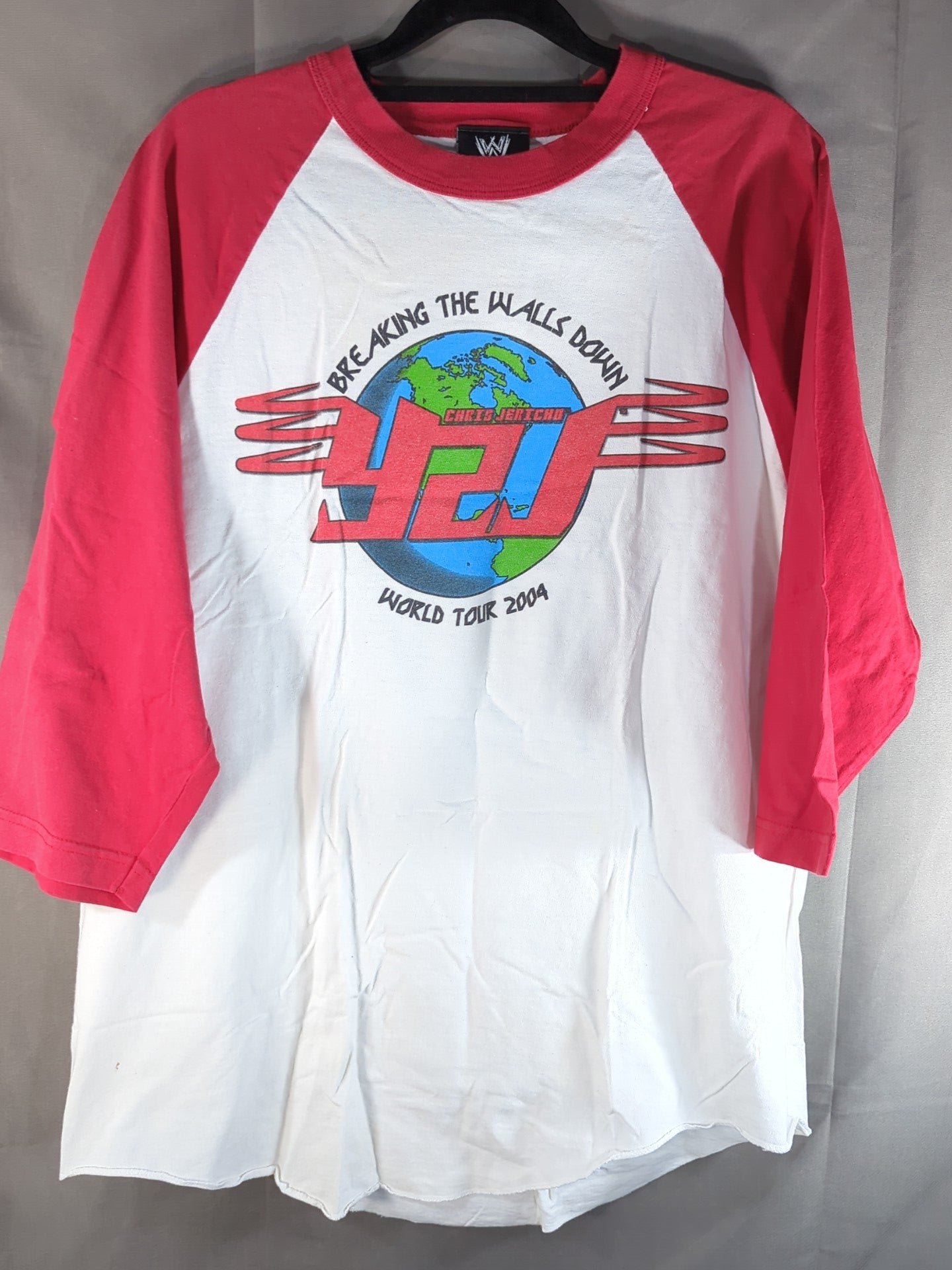 クリス・ジェリコ「BREAKING THE WALLS DOWN / WORLD TOUR 2004」ラグランTシャツ(WWE(2004) / ホワイト)