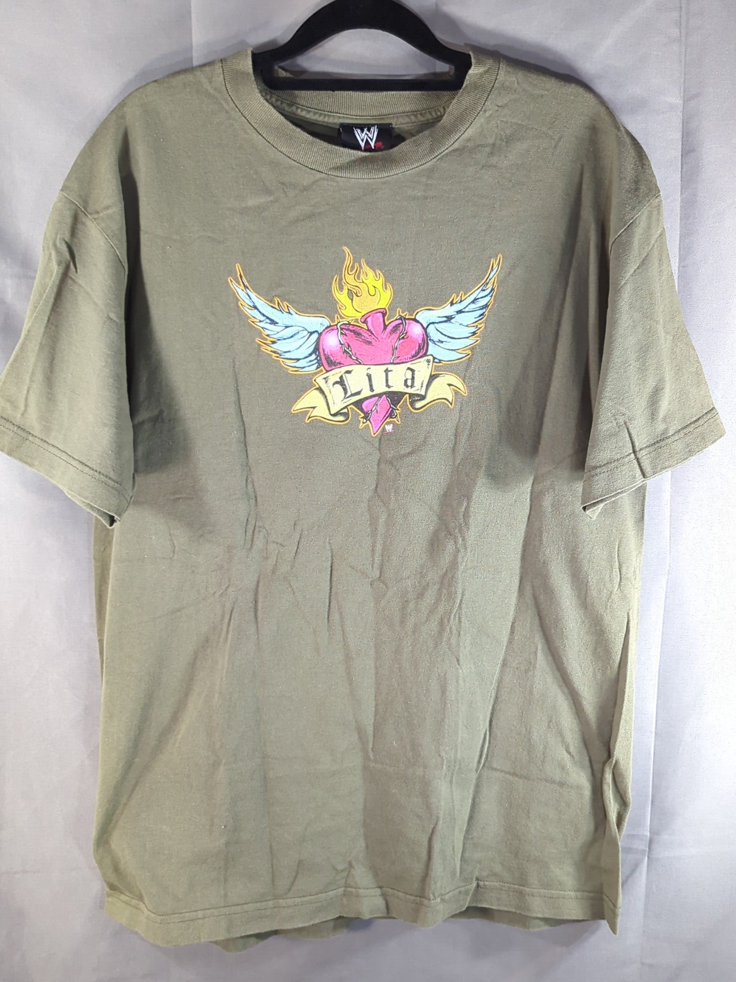 リタ「This Time It Count」Tシャツ(WWE(2004) / モスグリーン)
