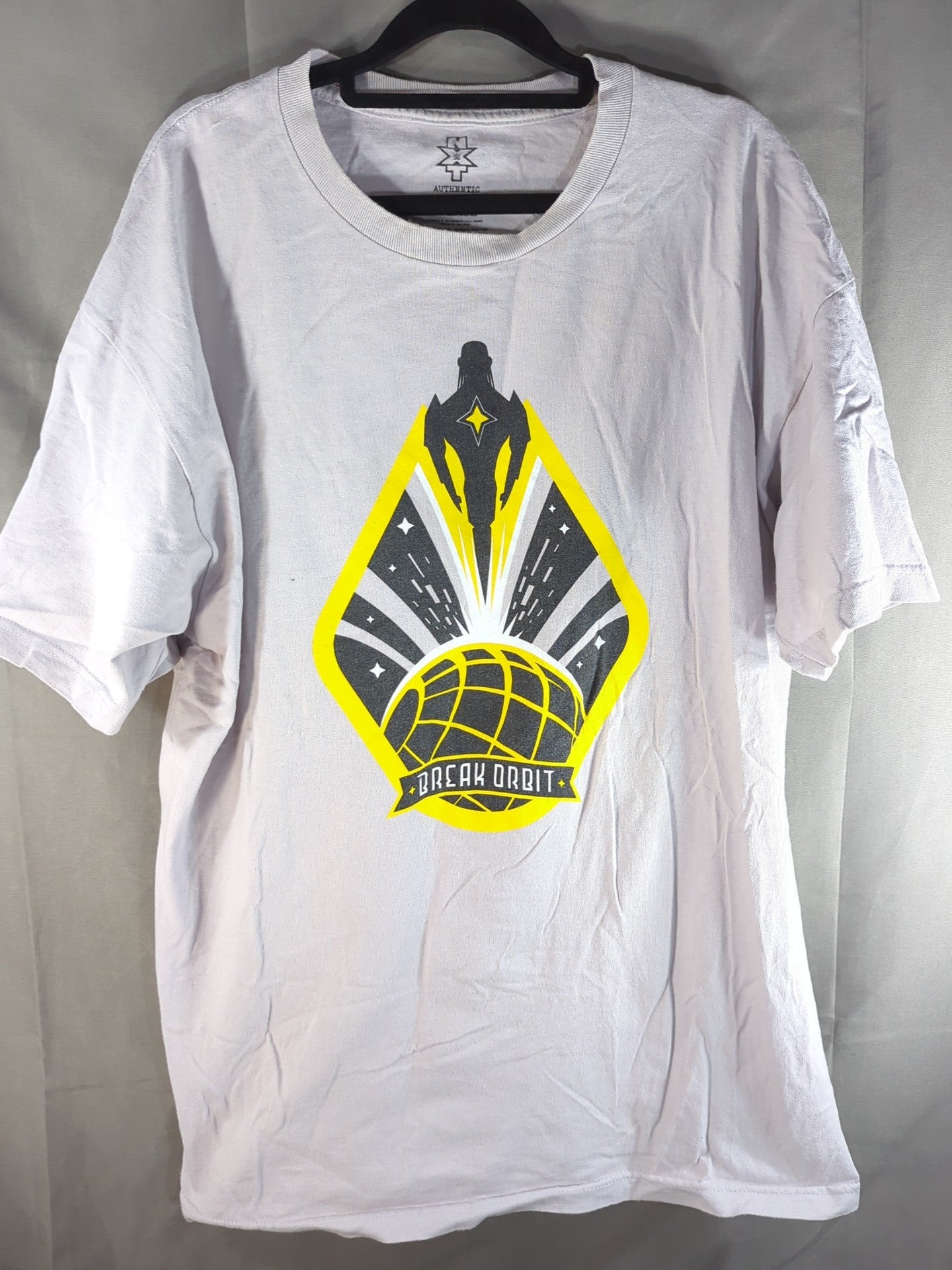 エイドリアン・ネヴィル「BREAK ORBIT」Tシャツ(WWE(2014) / ラベンダー)