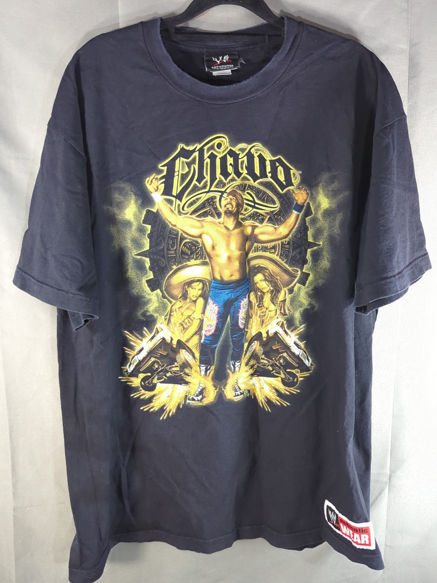 チャボ・ゲレロ「Chavo(ローライダー＆セニョリータ)」イラストTシャツ(WWE(2000s) / ブラック)