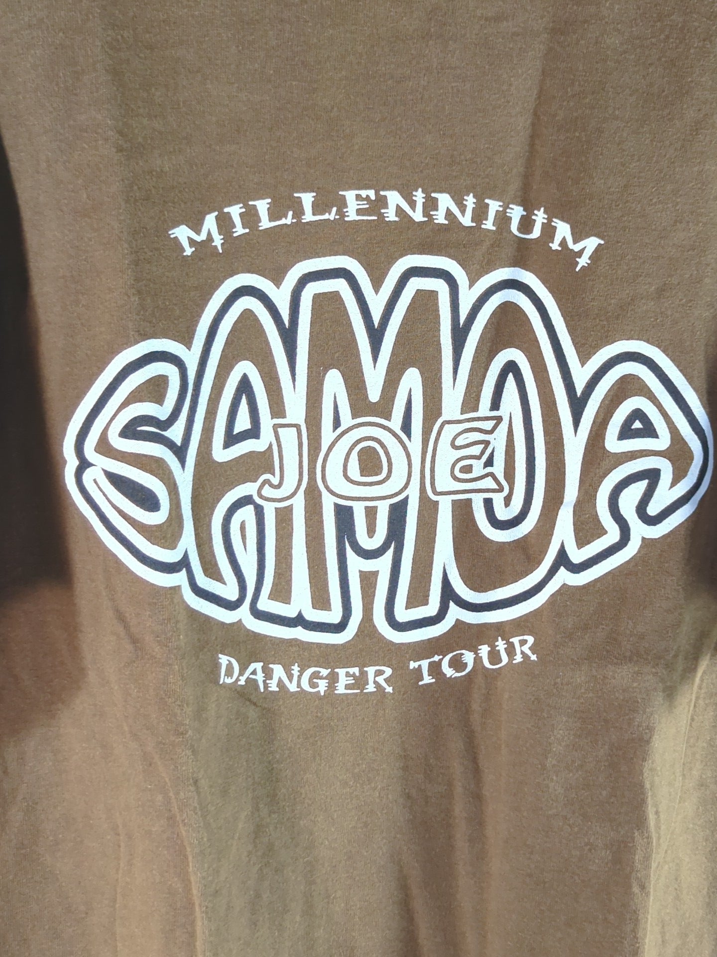 サモア・ジョー「MILLENNIUM DANGER TOUR」Tシャツ(ブラウン)