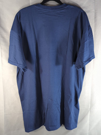 レイ・ミステリオvsシコシス「20th Anniversary of Viking Hall Feud」イラストTシャツ(ネイビー)