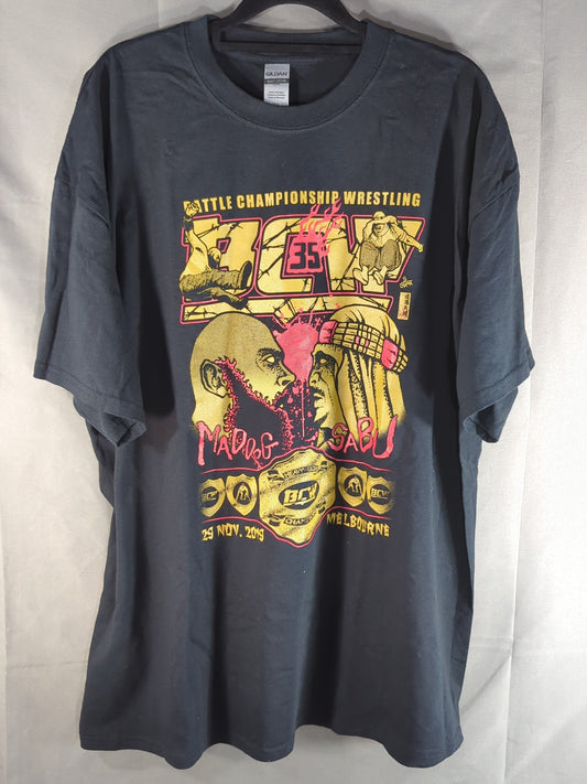 BCW「マッド・ドッグvsサブゥー」イラストTシャツ(ブラック)