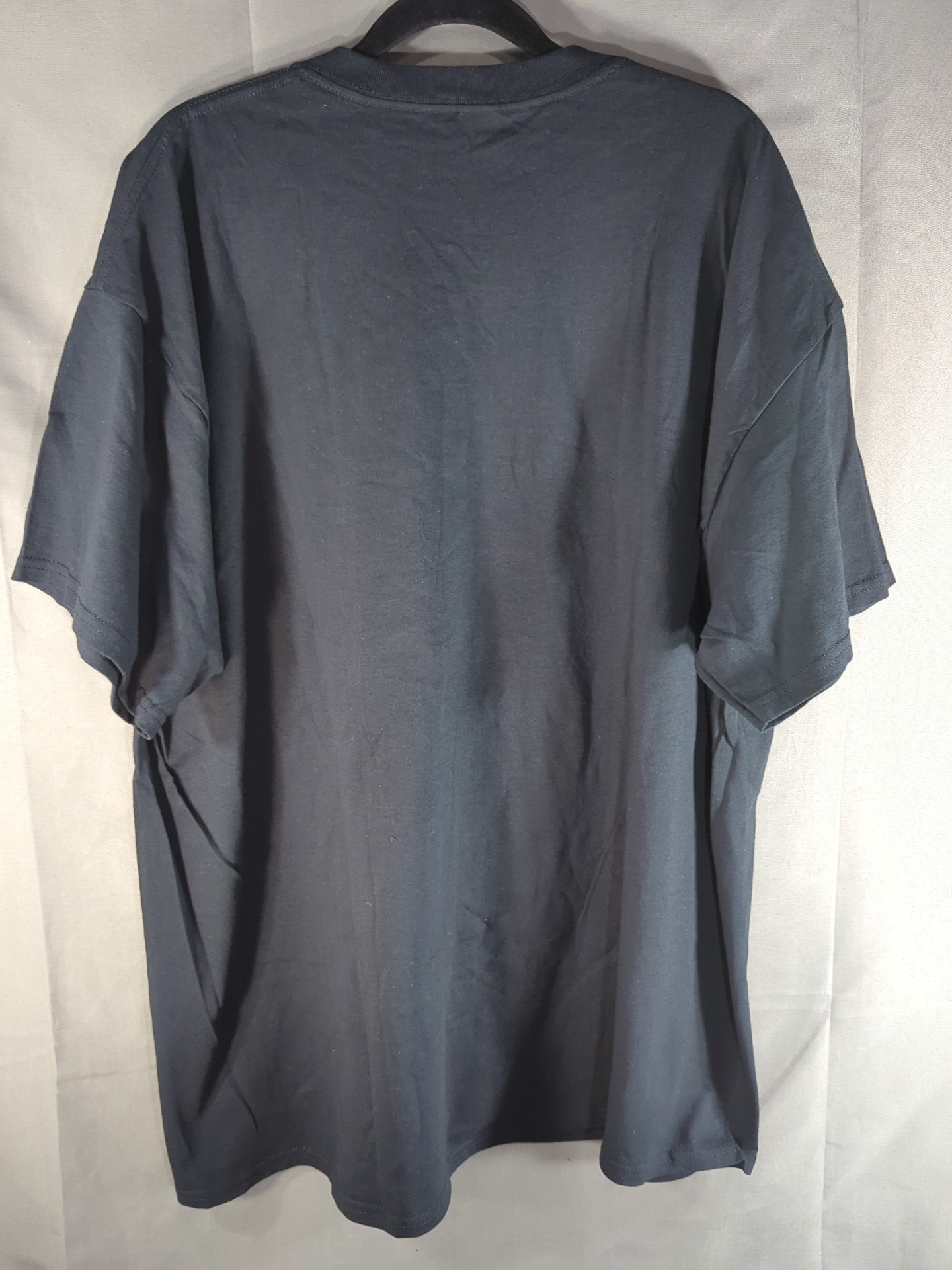 BCW「マッド・ドッグvsサブゥー」イラストTシャツ(ブラック)