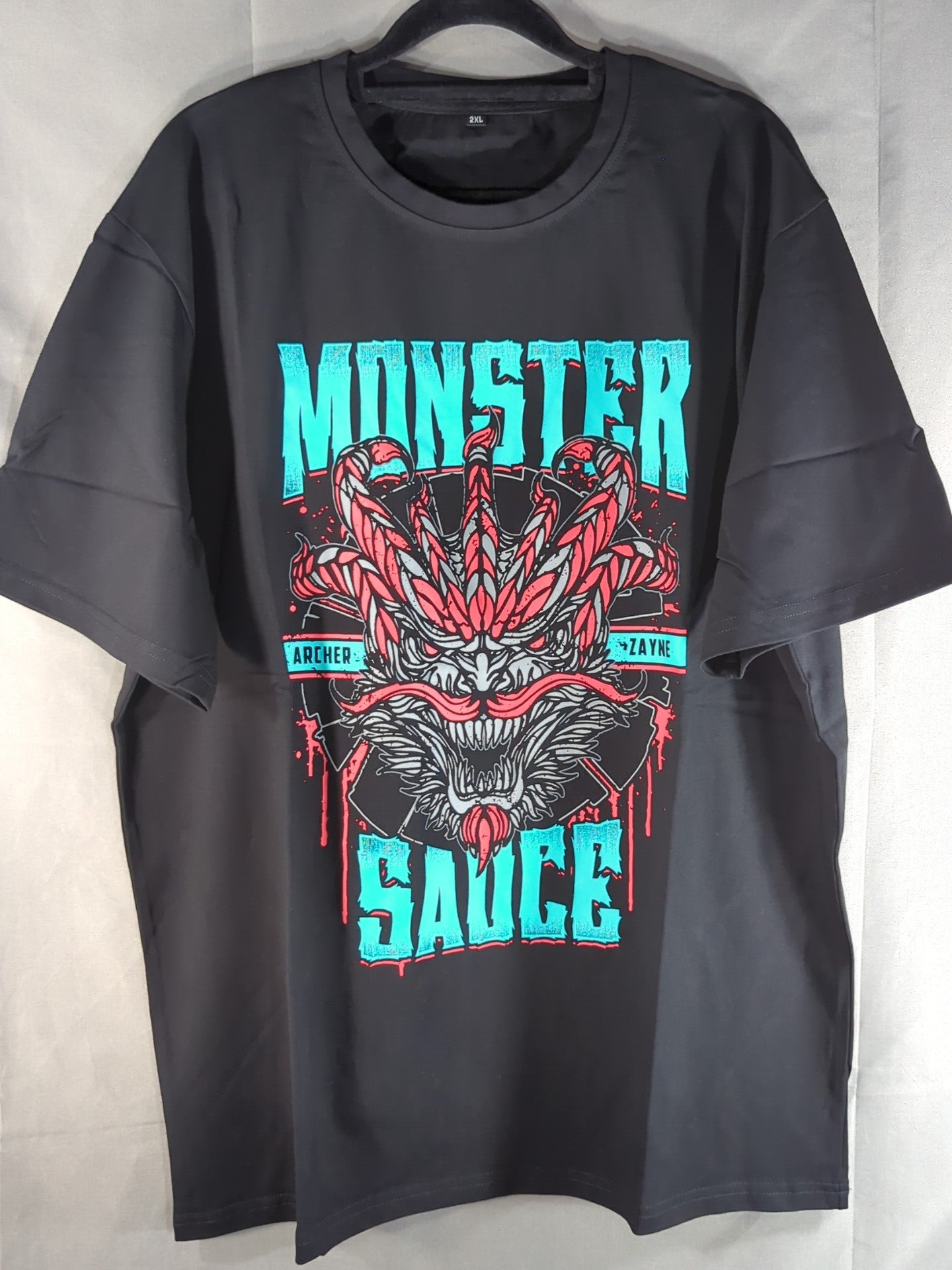 ランス・アーチャー＆アレックス・ゼイン「MONSTER SAUCE」Tシャツ(ブラック)