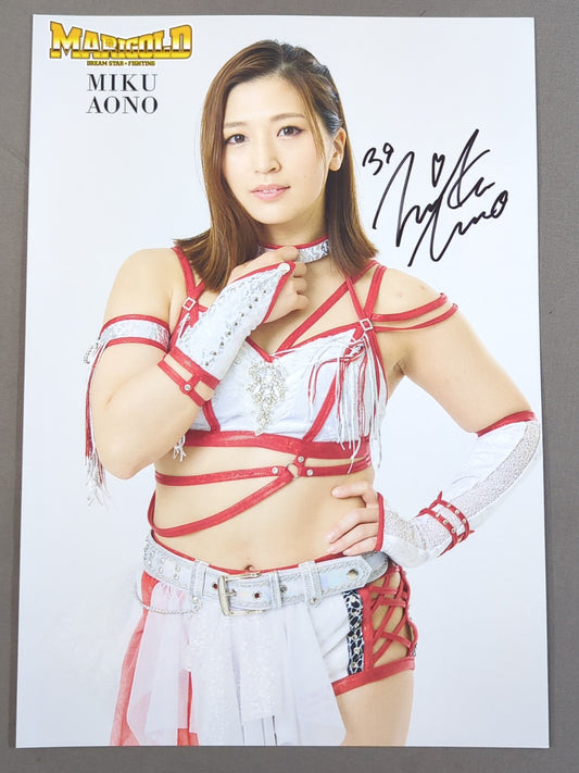 Miku Aono  hand signed autograph Pro-Photo (F-9)