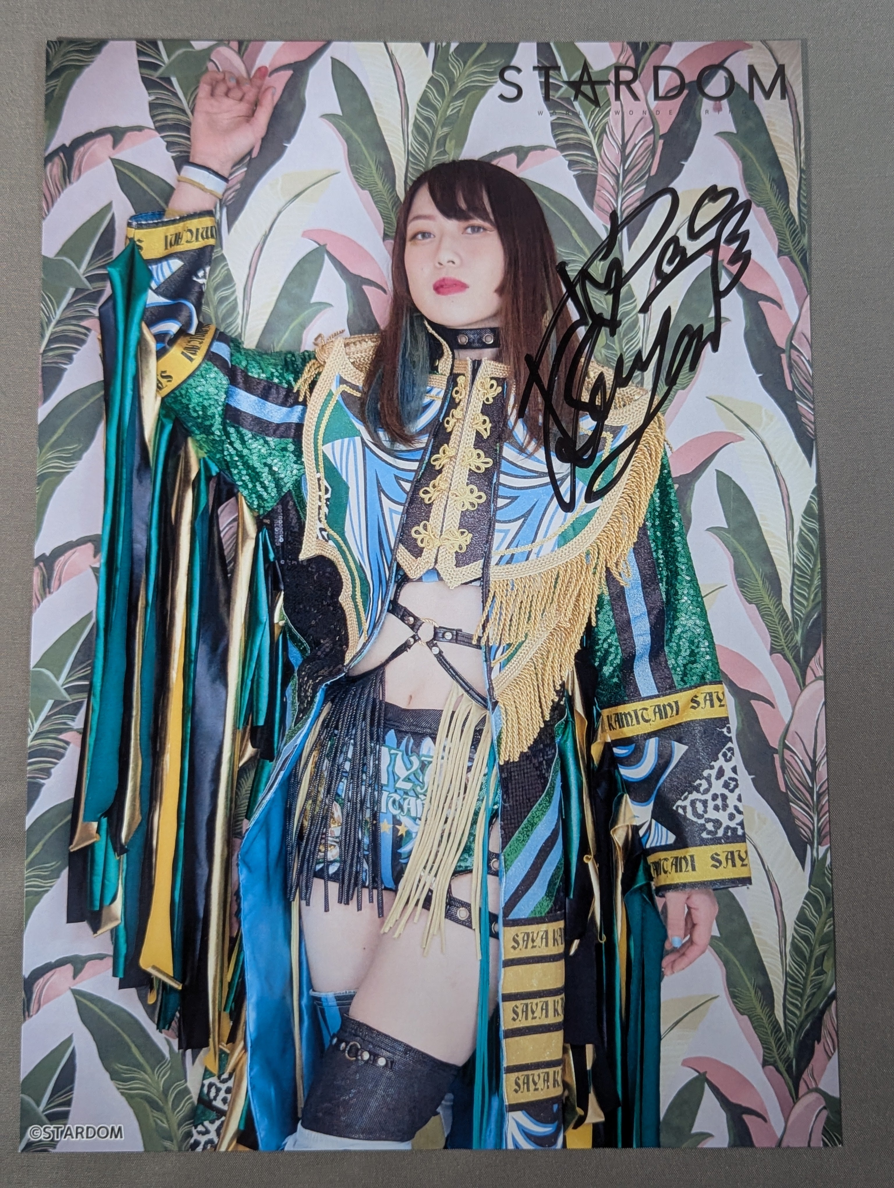 上谷沙弥 直筆サイン入り スターダムポートレート(B-3) – 闘道館