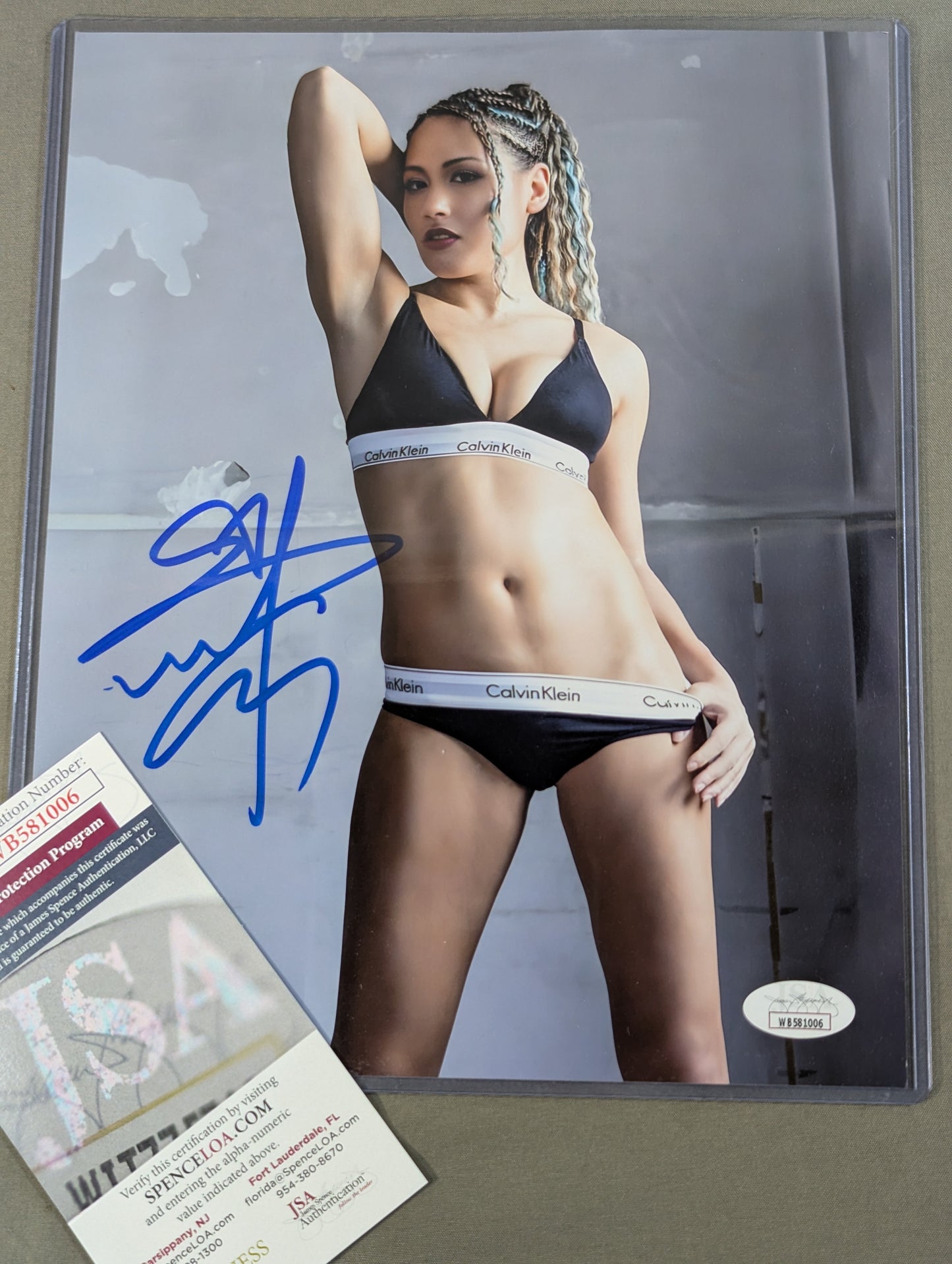 ★JSA★ ジュリア 直筆サイン入り ポートレート(カルバン・クライン)