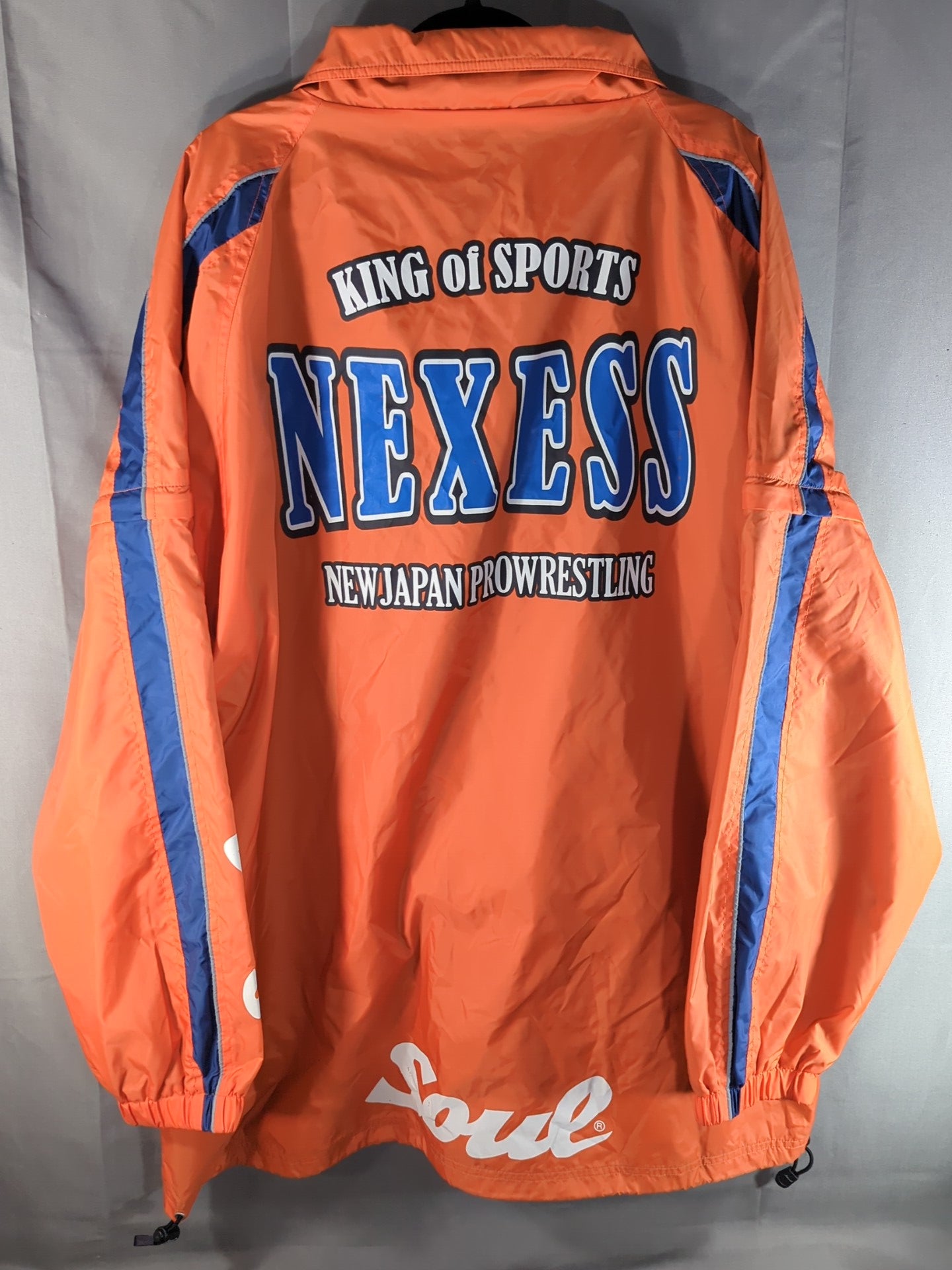 アソス　 ウィンドブレーカー Lオレンジ 新日本プロレス×SOUL「NEXESS」袖裾着脱式ウィンドブレーカー – 闘道館