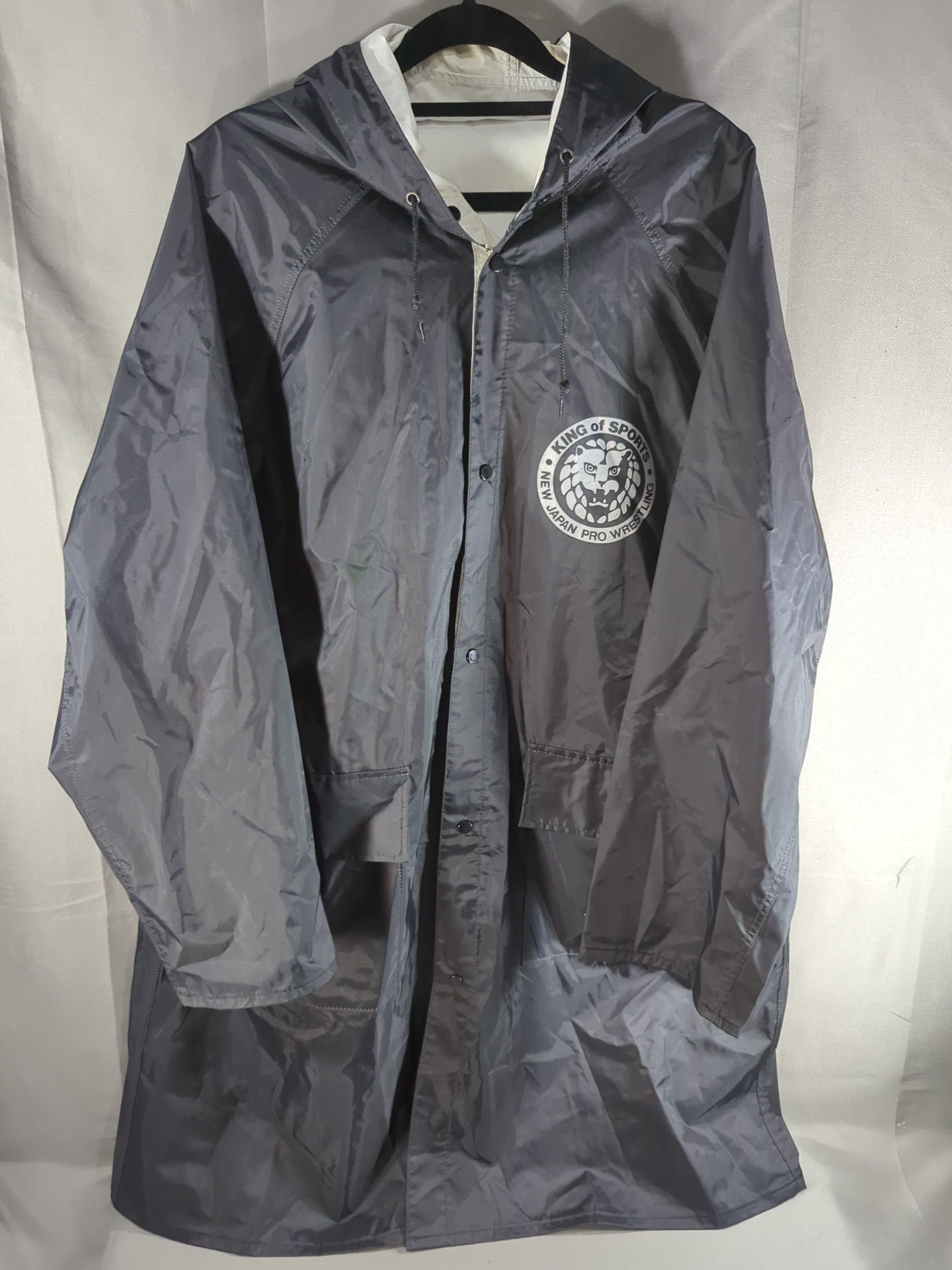 新日本プロレス「NEW JAPAN WRESTLERS」ベンチコート