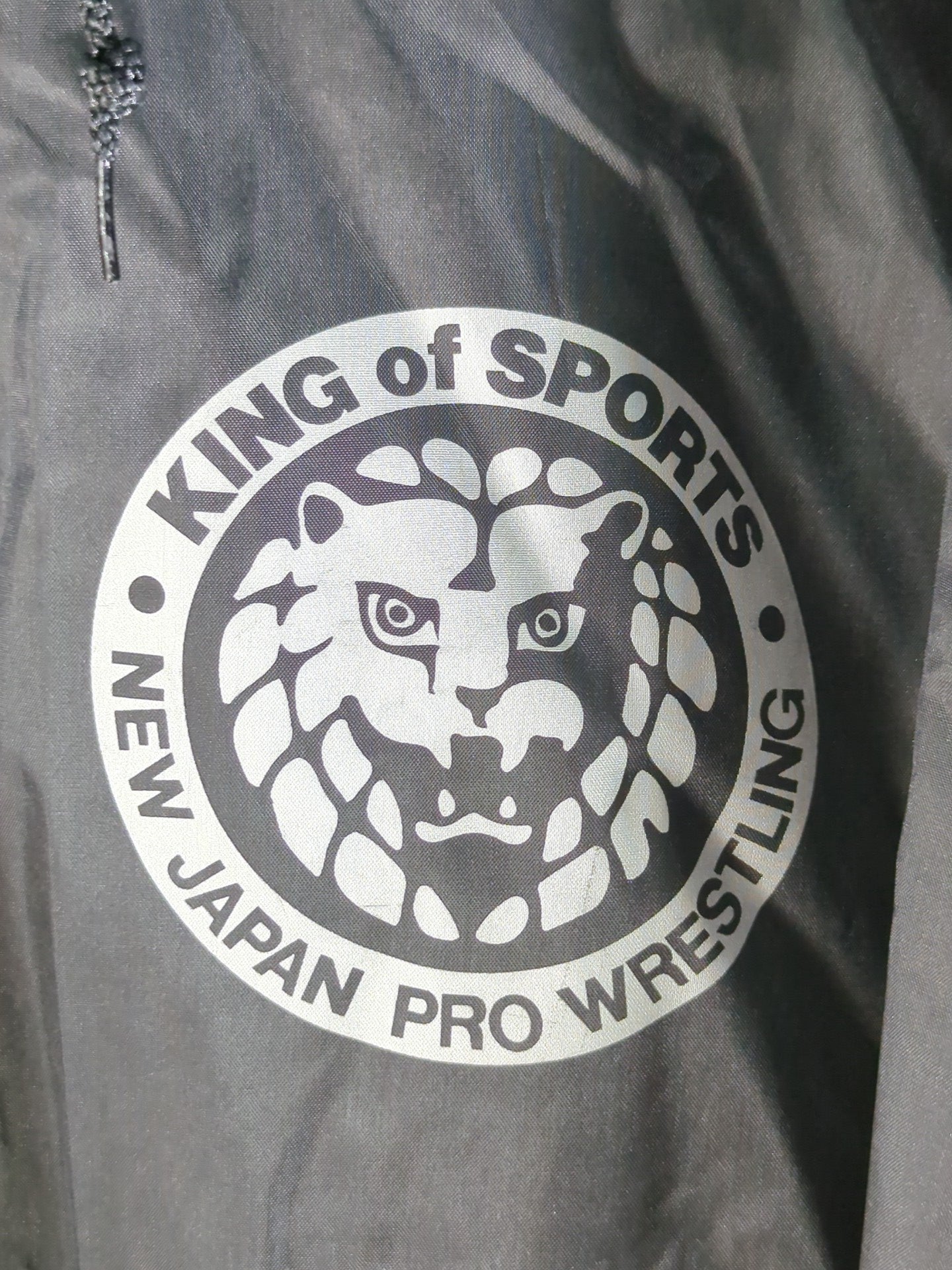 新日本プロレス「NEW JAPAN WRESTLERS」ベンチコート