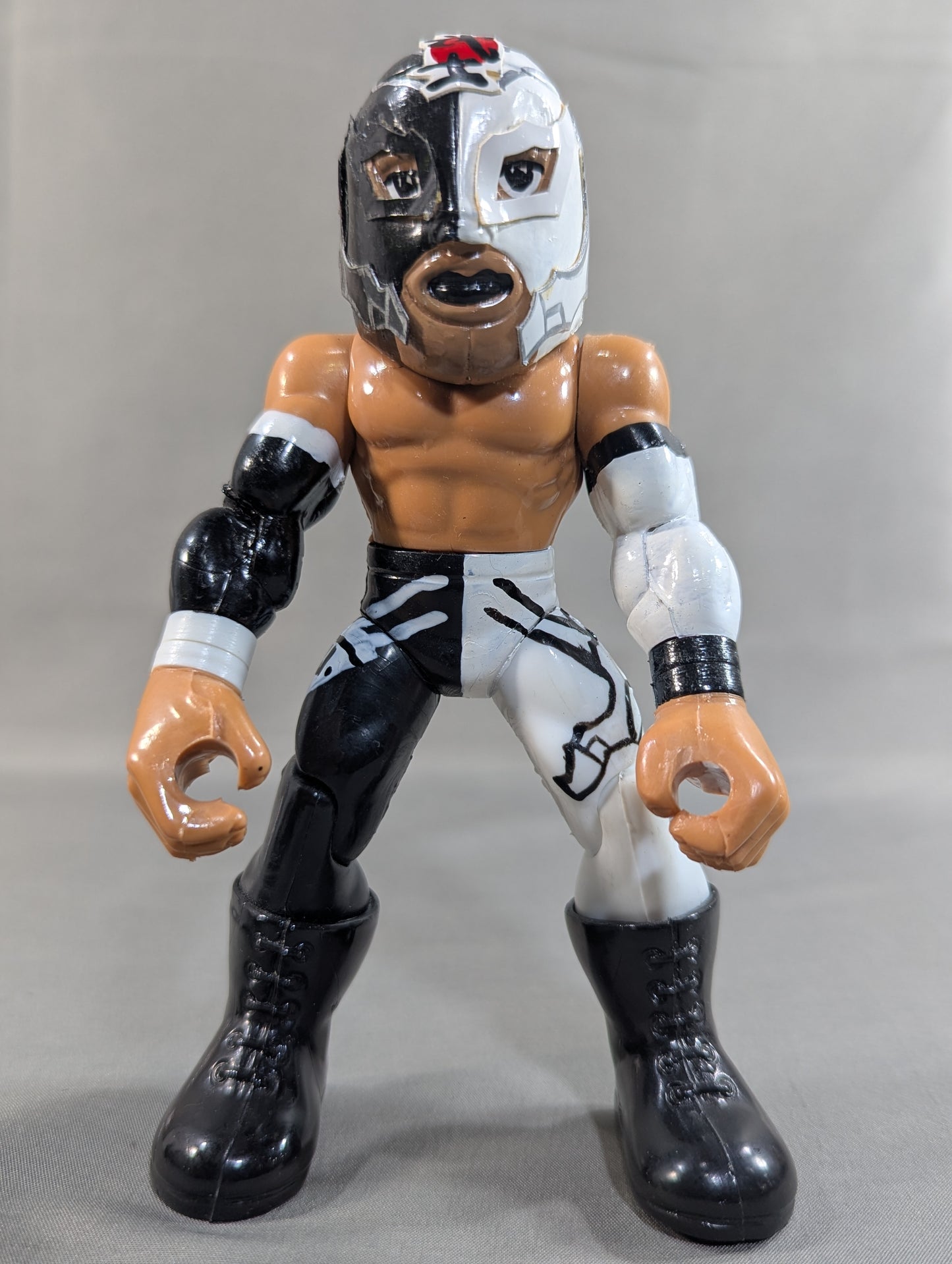 BUSHI  (Mexican figures, white× black)