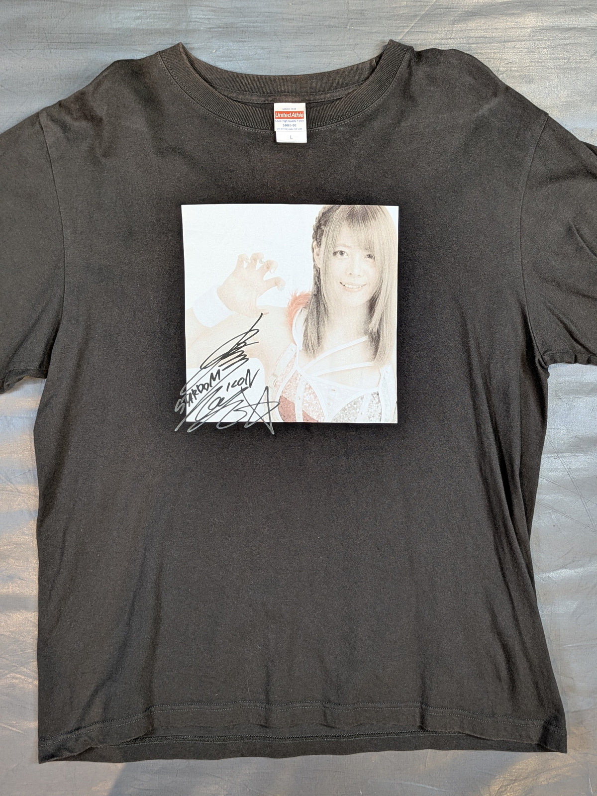 岩谷麻優×ロフト Tシャツ(チャコール)
