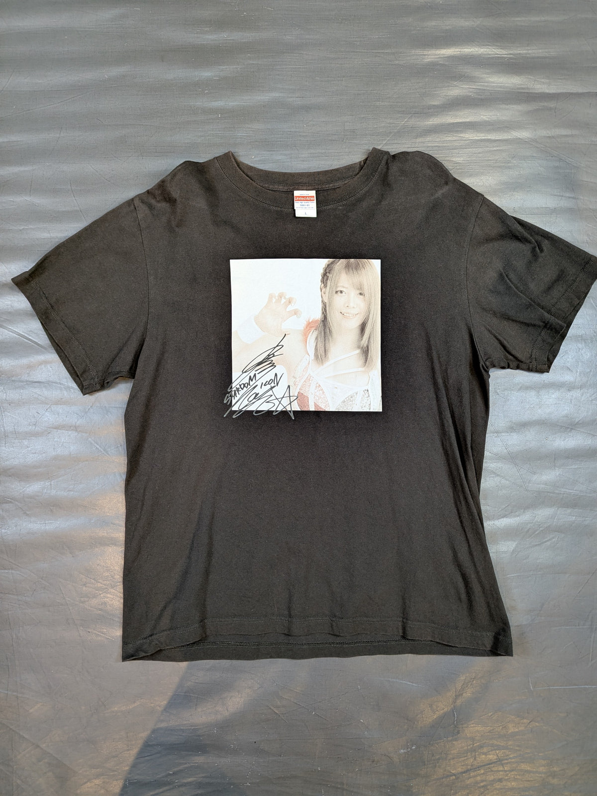 岩谷麻優×ロフト Tシャツ(チャコール)