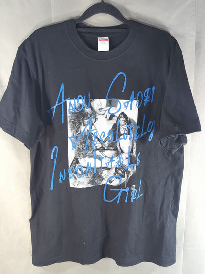 安納サオリ「Absolutely Indomitable Girl」Tシャツ(ブラック)