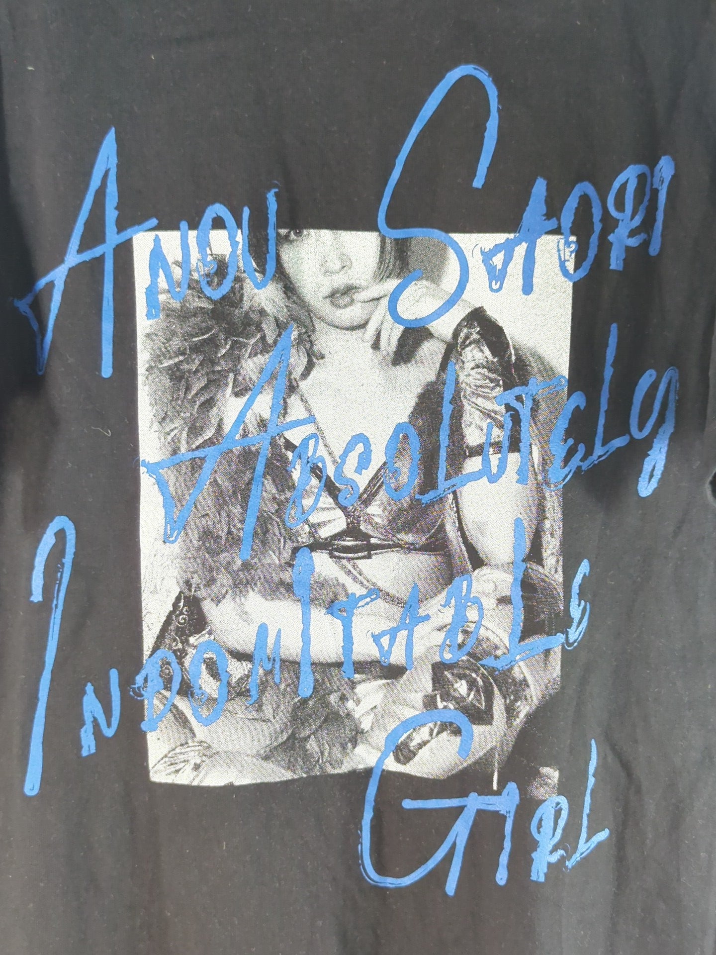 安納サオリ「Absolutely Indomitable Girl」Tシャツ(ブラック)