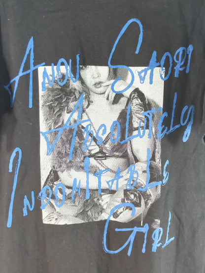 安納サオリ「Absolutely Indomitable Girl」Tシャツ(ブラック)