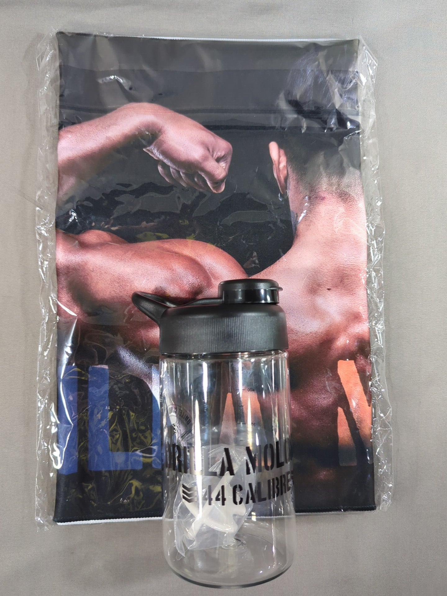 Drilla Moloney Protein Shaker & Concurso Visual Towel Set