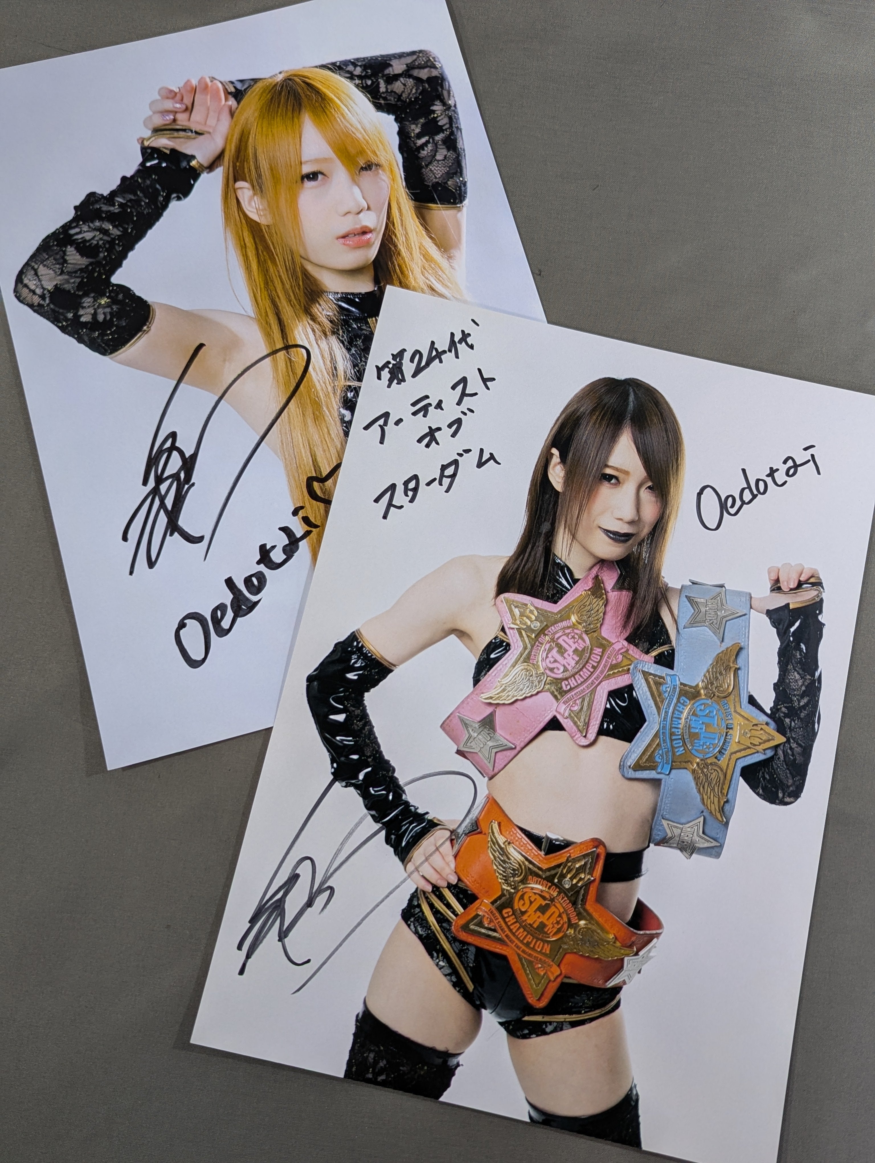 スターダム 鹿島沙希 直筆サイン & キスマーク入り 写真集 EMBLEM 鹿島沙希 直筆サイン入り ポートレートセット – 闘道館