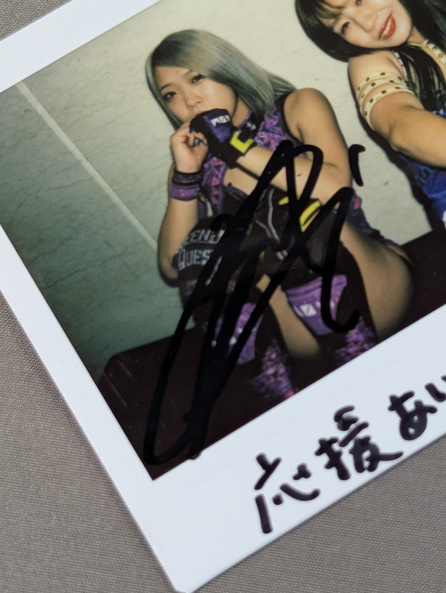 渡辺桃＆AZM 直筆Wサイン入りチェキ①