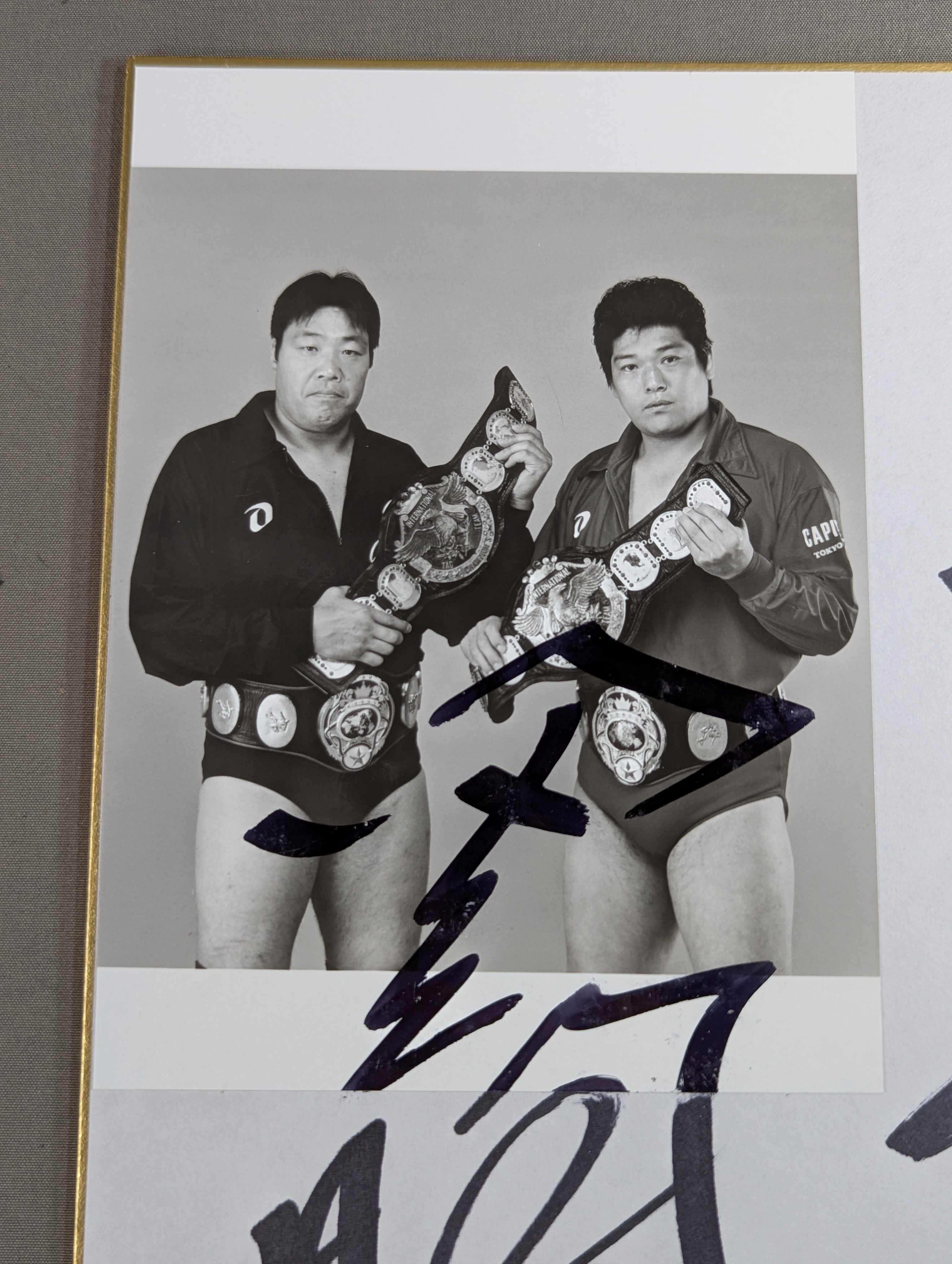 ジャンボ鶴田＆田上明(白黒ブロマイド貼付) – 闘道館