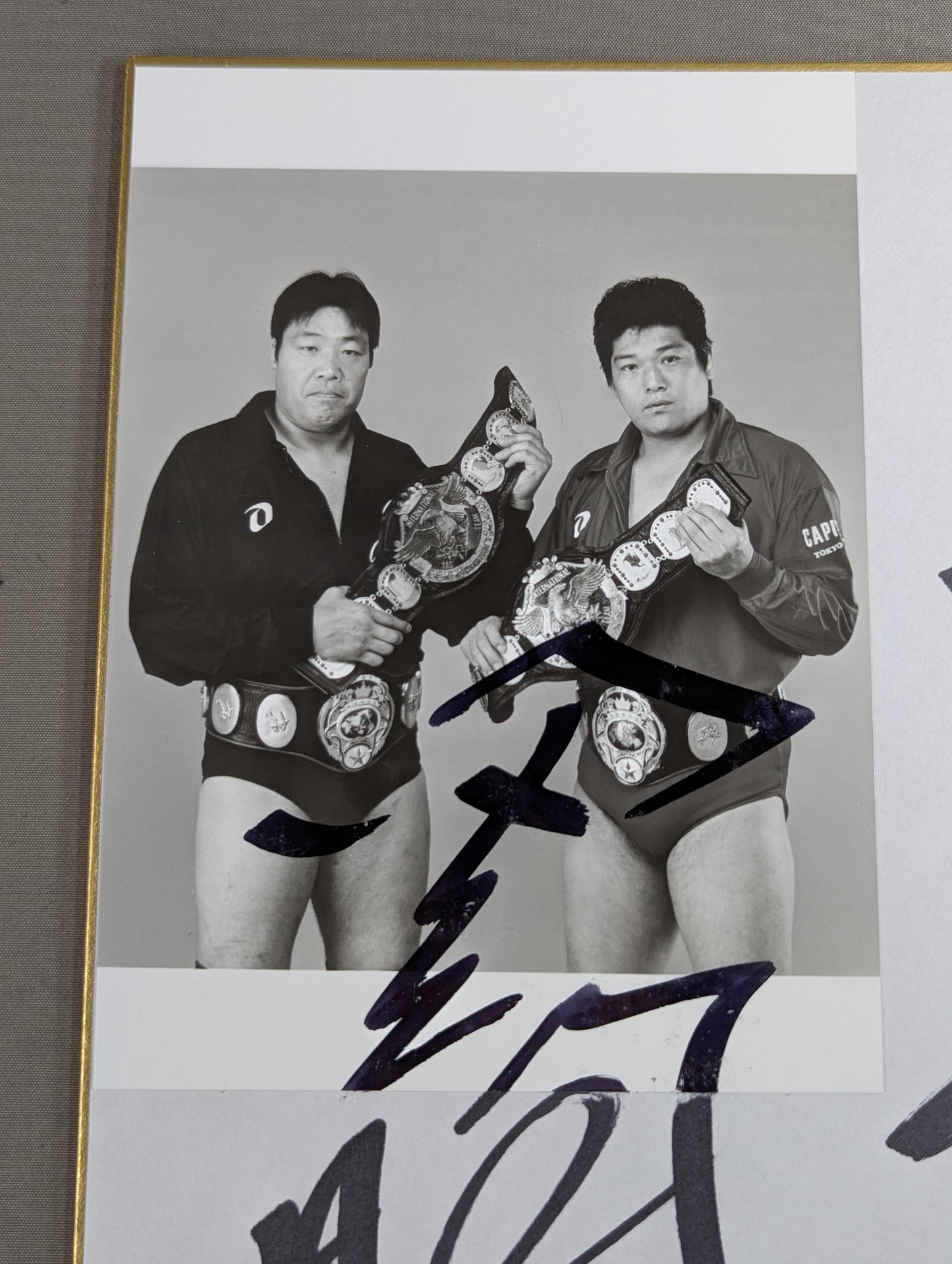 ジャンボ鶴田＆田上明(白黒ブロマイド貼付)