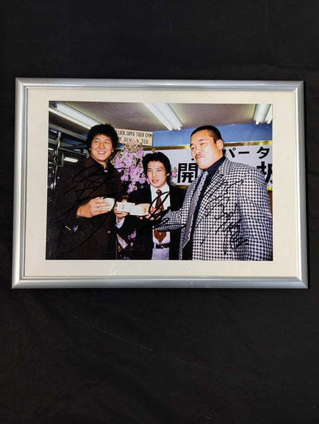 ★限定77★ 初代タイガーマスク＆前田日明＆藤原喜明 直筆サイン入り 額装大判写真