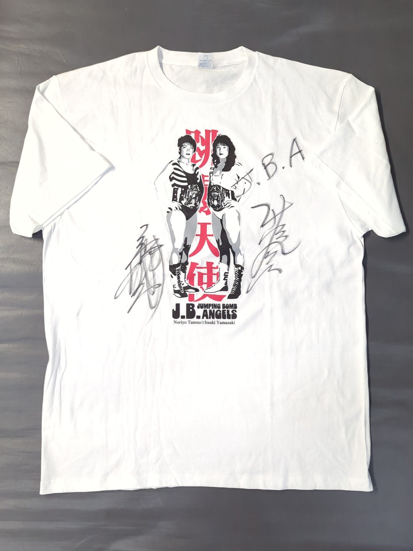 【直筆Wサイン入り】JBエンジェルス(立野記代＆山崎五紀)「跳爆天使」イラストTシャツ(ホワイト)